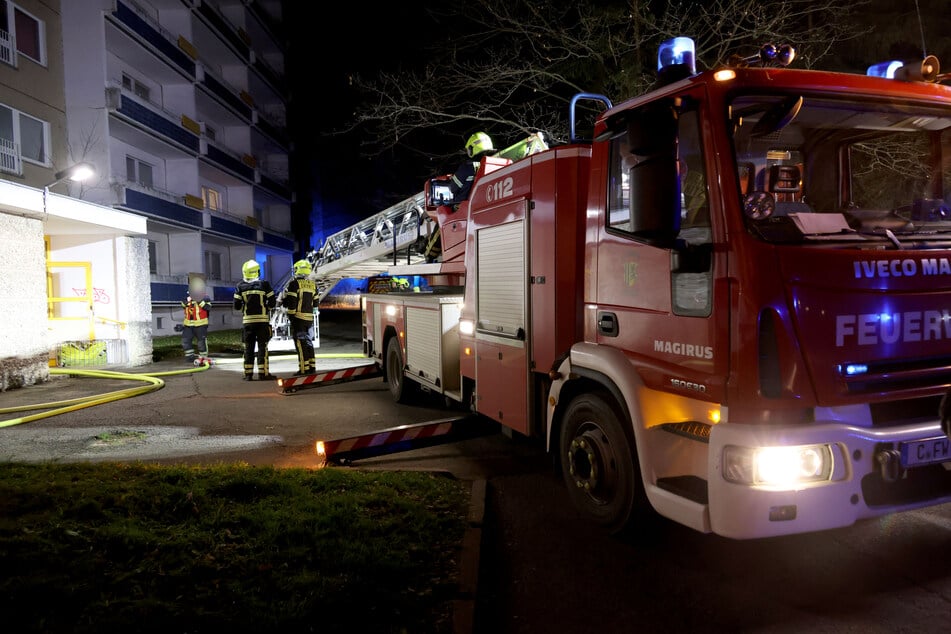Zahlreiche Feuerwehrleute mussten einen Müllbrand in einem Wohnblock in Chemnitz löschen.