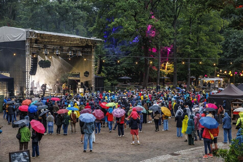 Regenschirme und -capes statt Sonnenbrillen und kurze Hosen: Das diesjährige "Come To The Woods"-Festival fiel trotzdem nicht ins Wasser.