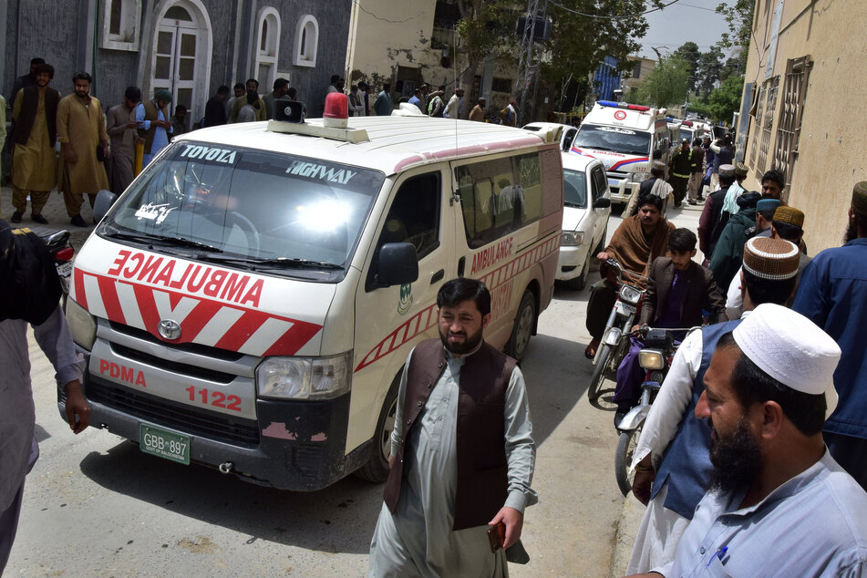 Ein Krankenwagen mit den Leichen von Menschen, die von Bewaffneten getötet wurden, kommt in einem Krankenhaus in Quetta an.