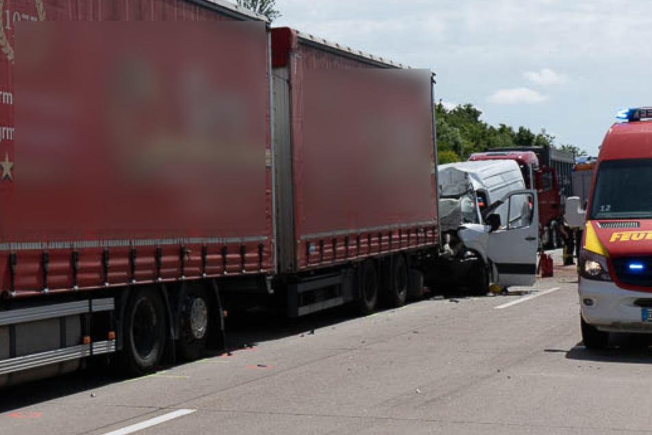 Unfall A14: Transporter rast ungebremst in Lkw: Ein Toter auf der A14!