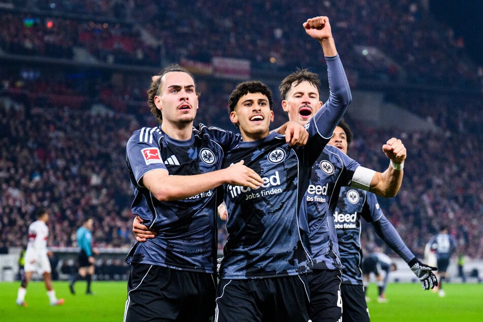 Da half der Eintracht auch das Traumdebüt von Youngster Ayoube Amaimouni-Echghouyab (M.) nicht wirklich weiter.