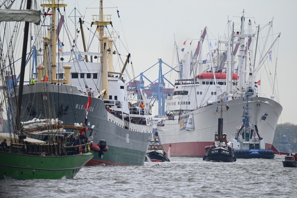 Grauer Himmel begrüßte die Schiffe und Besucher bei der Einlaufparade des 834. Hafengeburtstags in Hamburg.
