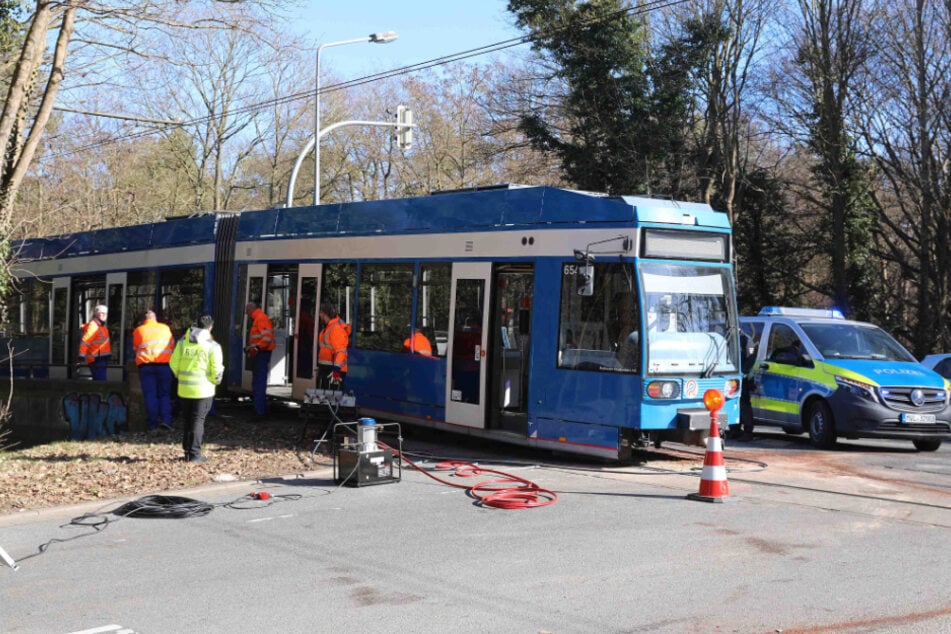 Die Straßenbahn entgleiste nach der Kollision mit dem Lastwagen. Derzeit laufen Maßnahmen, um sie wieder zurück ins Gleis zu hieven.