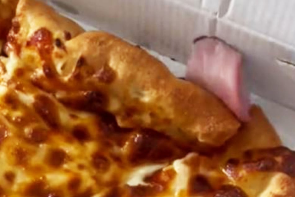 Paar will Pizza vom Italiener genießen, doch dann bewegt sich plötzlich etwas im Karton