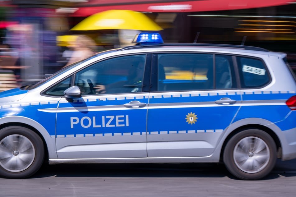 Die Polizei nahm einen Verdächtigen fest und brachte ihn für weitere Untersuchungen auf die Dienststelle. (Symbolbild)