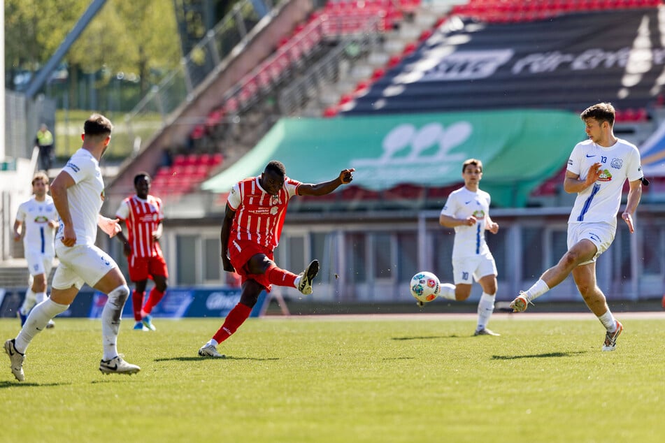 Ugondu (M.) zieht ab: 18 Tore erzielte er alleine in der Regionalliga Nordost diese Saison, fast alle aus dem Spiel heraus.