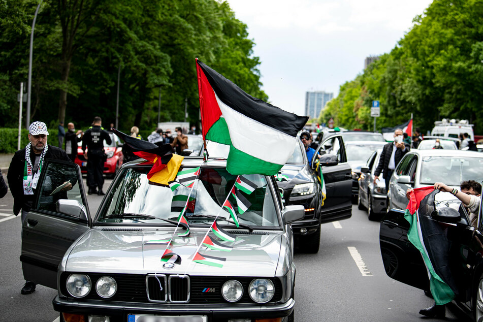 Ein Autokorso unter dem Motto "Solidaritätsfahrt mit Gaza, Jerusalem und Sheikh Al Jarrah" steht am großen Stern.