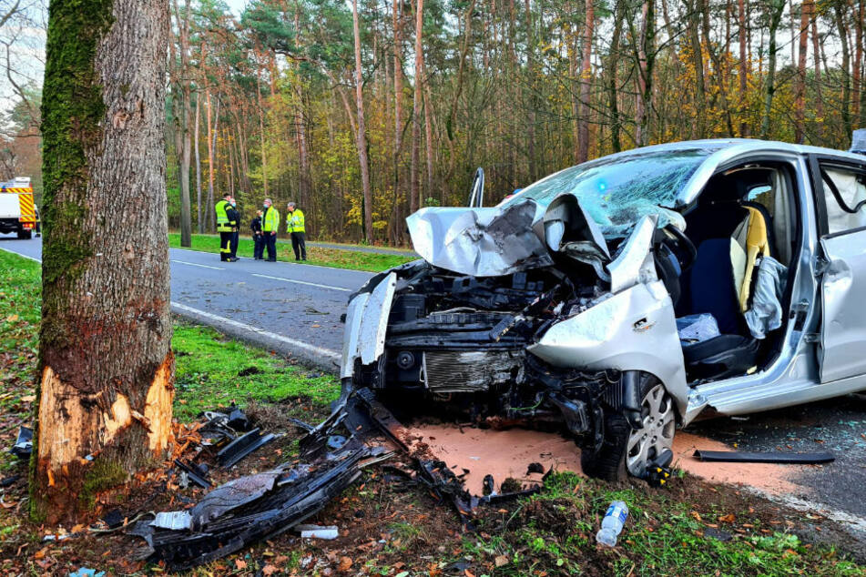Die Front des Autos wurde bei dem Aufprall zerstört.