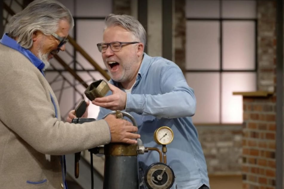 Roman Runkel (64) und Jan Čížek (50) haben großes Interesse an dem Vulkanisierkessel für Zahnprothesen.