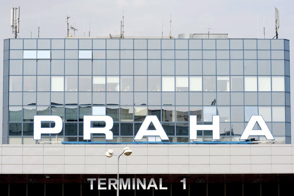 Aufgrund einer möglichen Drohnen-Sichtung lief am Prager Flughafen am Freitagabend ein größerer Polizeieinsatz. (Archivbild)