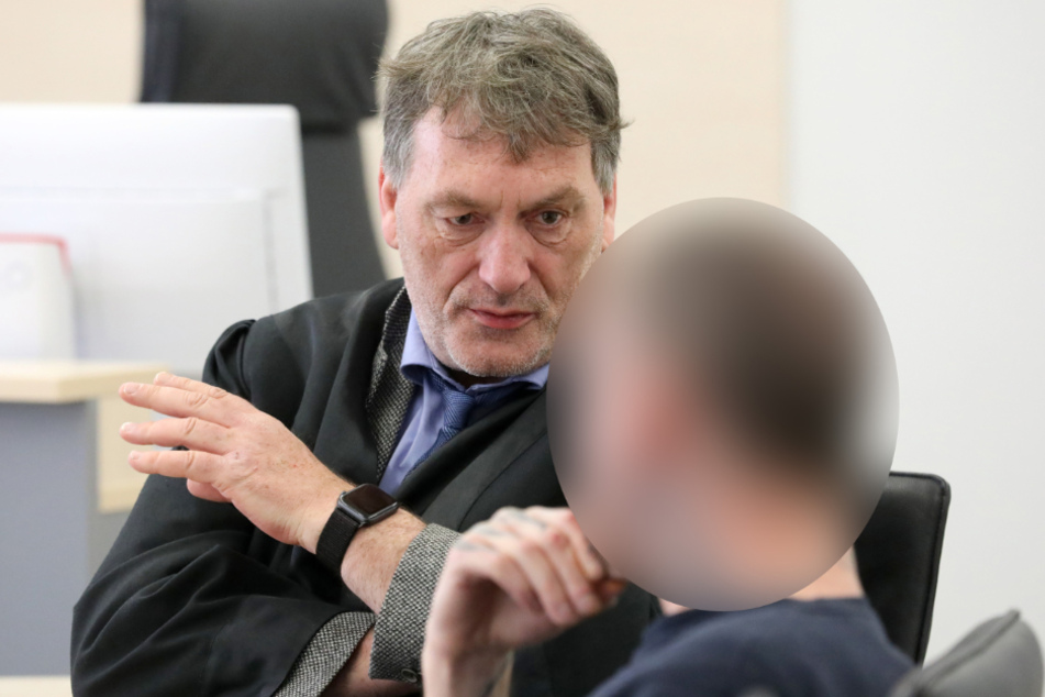 Der Angeklagte spricht vor Prozessauftakt mit seinem Anwalt Torsten Bellmer (links).