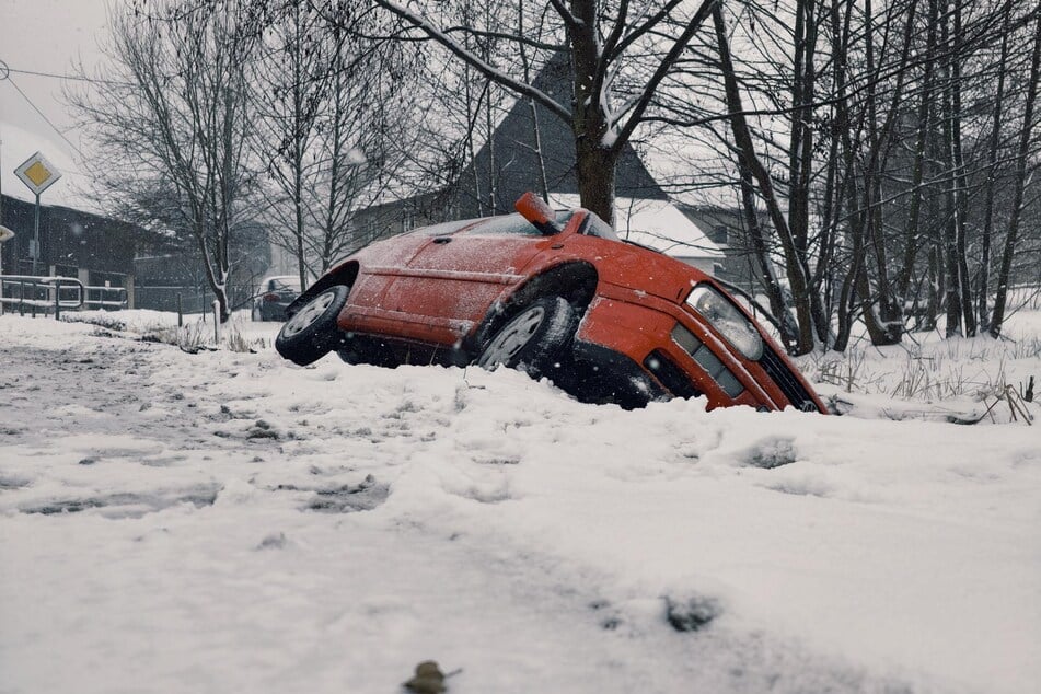 In Langenstriegis rutschte am Mittwochmittag ein VW in ein Bachbett.
