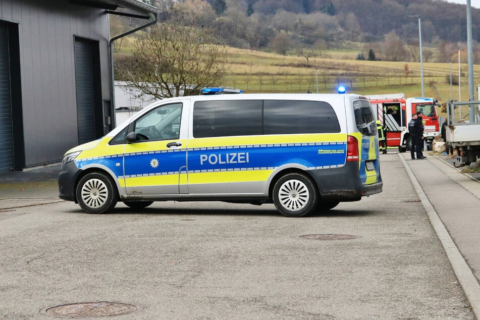 Leiche in Hofeinfahrt entdeckt: Sturz von Balkon?