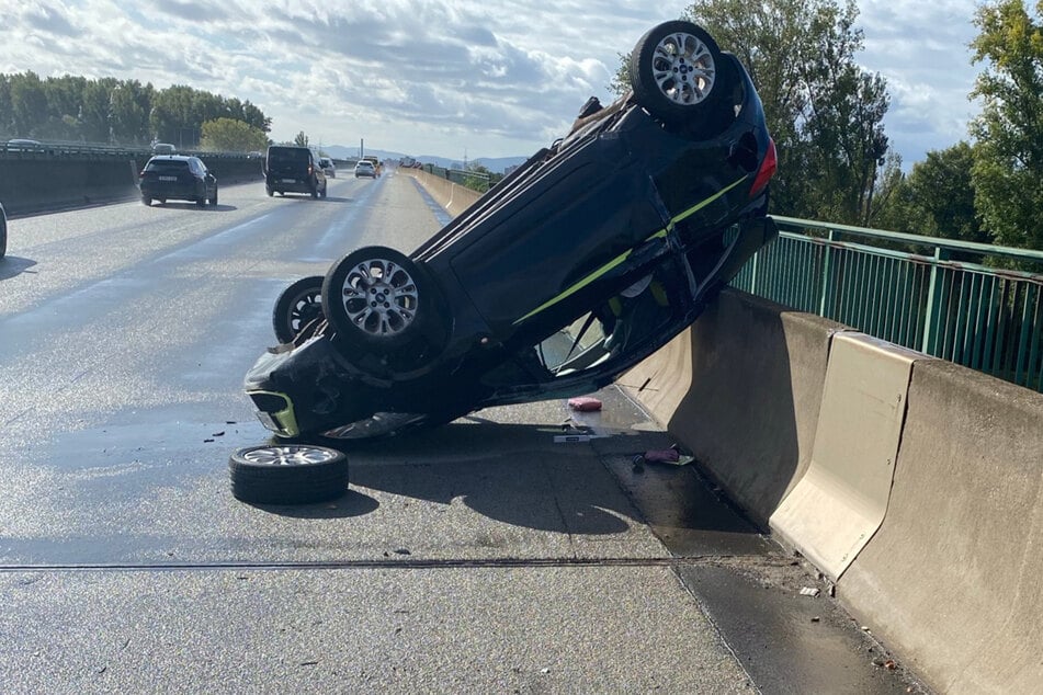 Unfall A6: Beinahe-Katastrophe: Auto überschlägt sich auf A6-Rheinbrücke