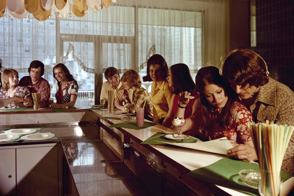 Ein Eis-Café 1972 in Berlin. Wer essen ging, machte sich damals extra schick.