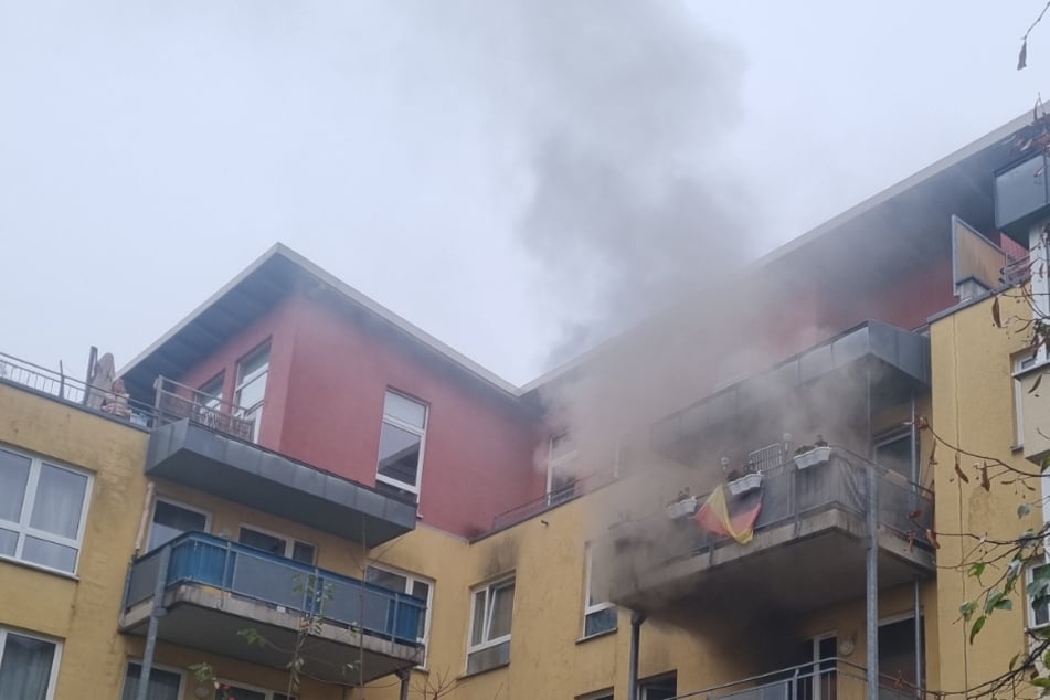 Sofa steht in Flammen! Retter versorgen Verletzten - Wohnung unbewohnbar