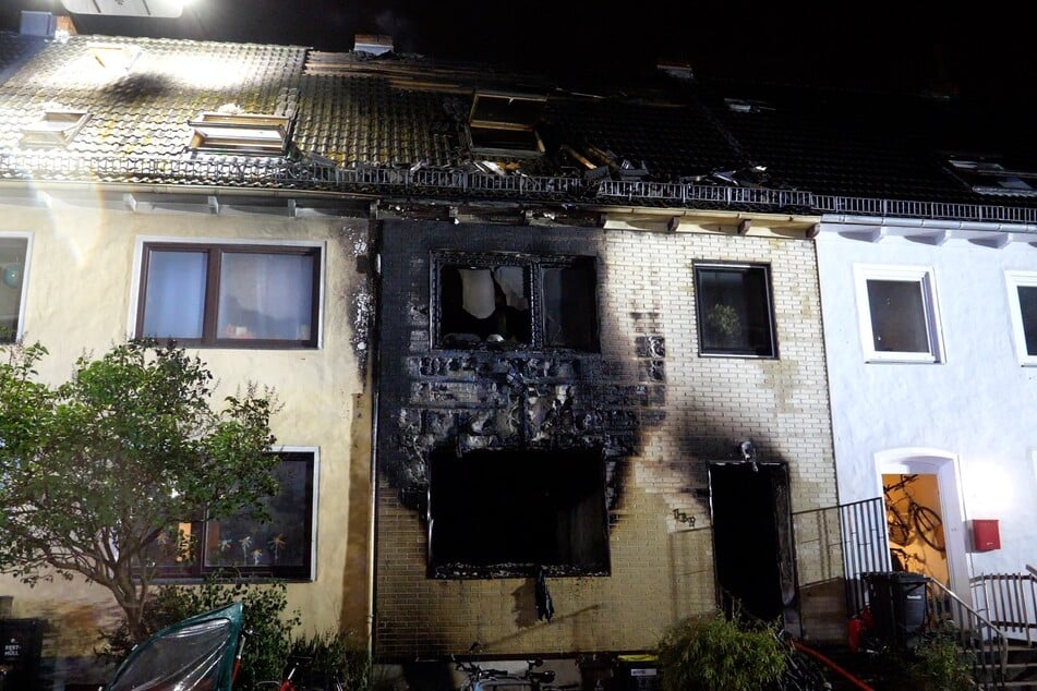 Das betroffene Haus nach den Löscharbeiten. Am Mittwochabend hatte das Reihenhaus Feuer gefangen.