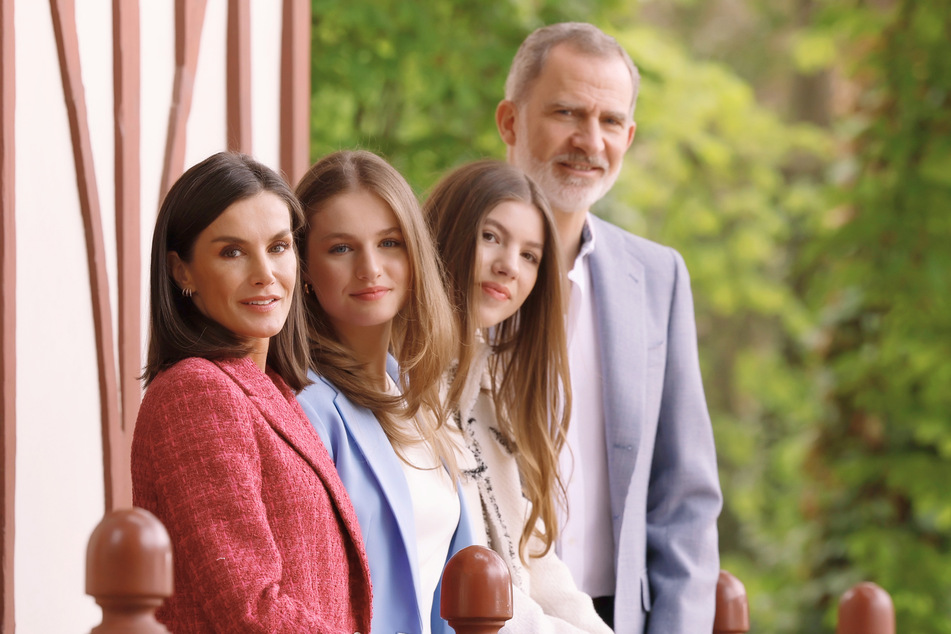 Für ihren 20. Hochzeitstag ließen König Felipe (56) und seine Gattin Letizia (51) extra neue Fotos für Familienalbum schießen. Auch mit dabei: Die Töchter Leonor (18) und Sofía (17).