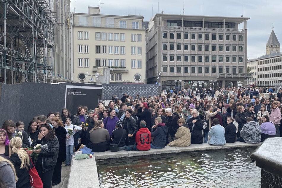 Hunderte One-Direction-Fans hatten sich am Sonntag vor dem Kölner Dom versammelt, um Liam Payne (✝31) zu gedenken.