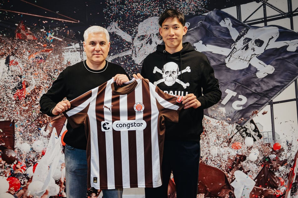 Sportchef Andreas Bornemann (54, l.) mit Neuzugang Taichi Hara.