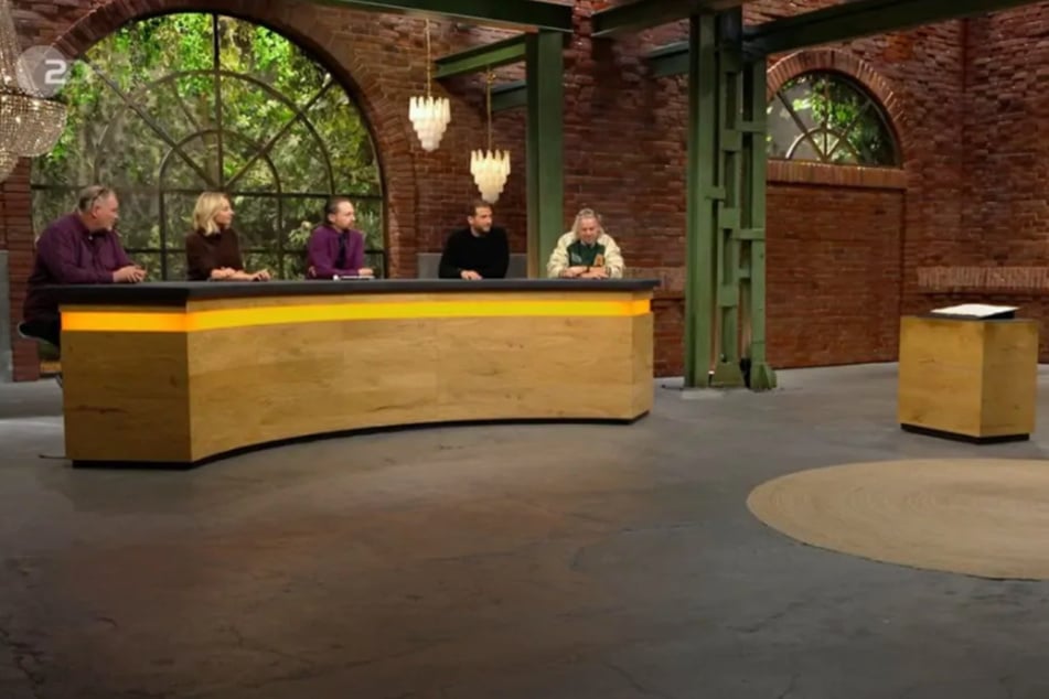 Händler Julian Schmitz-Avila (39, 2.v.r.) sichert sich den Zuschlag für 1500 Euro.