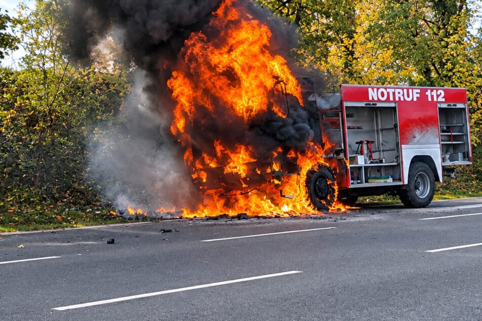 Auf Weg nach Sachsen: Feuerwehrauto fängt in Thüringen an zu brennen