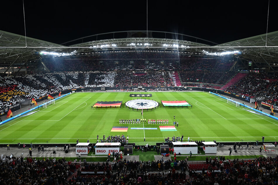 Vor dem Nations-League-Spiel am Freitag in Leipzig gab es eine Schweigeminute, lautstarke "Uwe"-Sprechchöre und lang anhaltenden Applaus für die verstorbene HSV-Ikone.