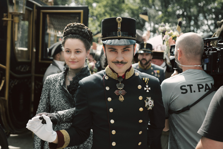 Dominique Devenport (26, l.) als Kaiserin Elisabeth und Jannik Schümann (30, M.) als Kaiser Franz Joseph I. am Set der zweiten Staffel von "Sisi".