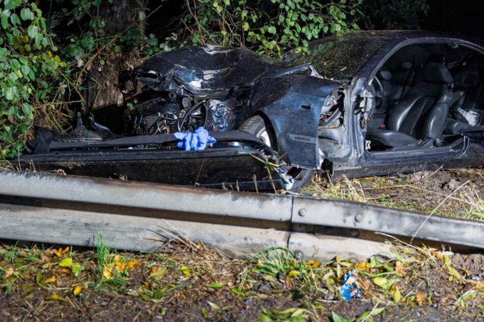 Mann fährt über Böschung: Wagen völlig demoliert, Autofahrer schwer verletzt
