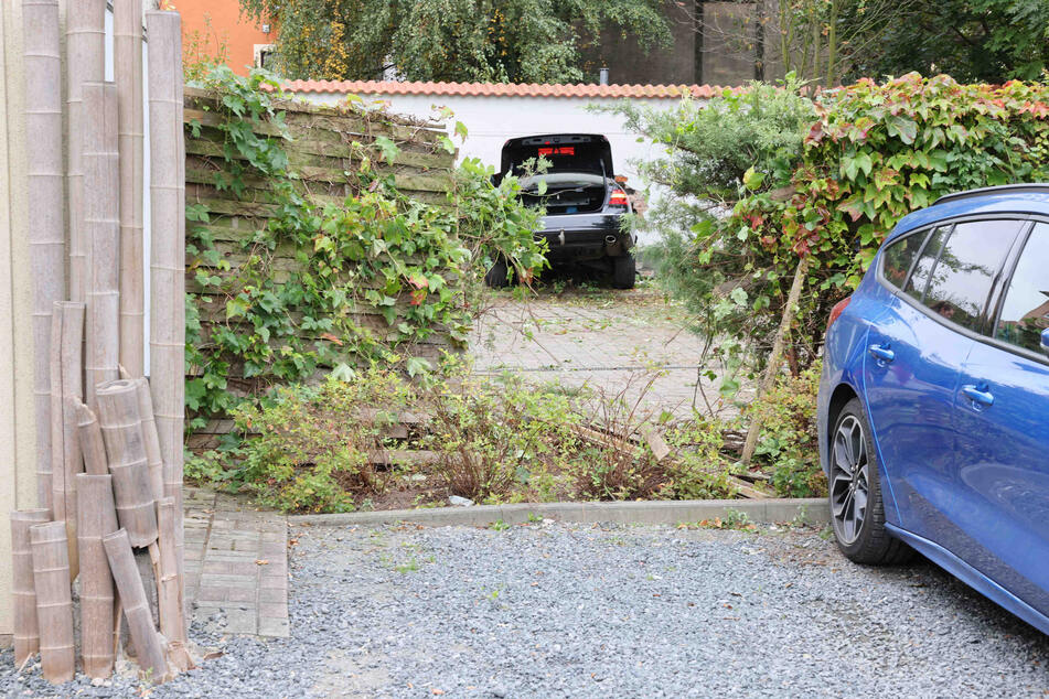 Ein Mercedes-Fahrer durchbrach erst eine Hecke samt Zaun, dann krachte er in eine Mauer.