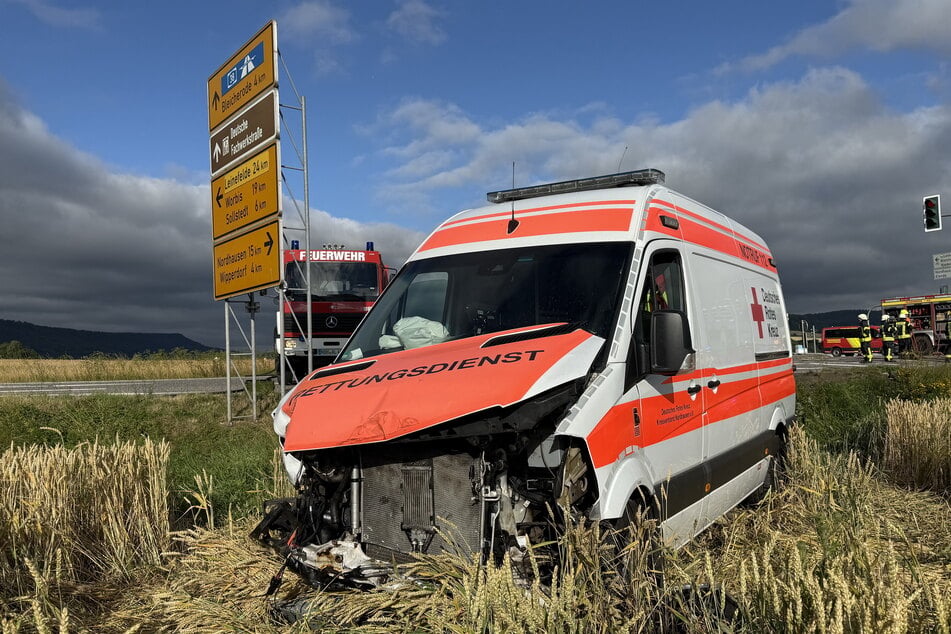 Der Rettungswagen wurde bei dem Unfall stark zerstört.