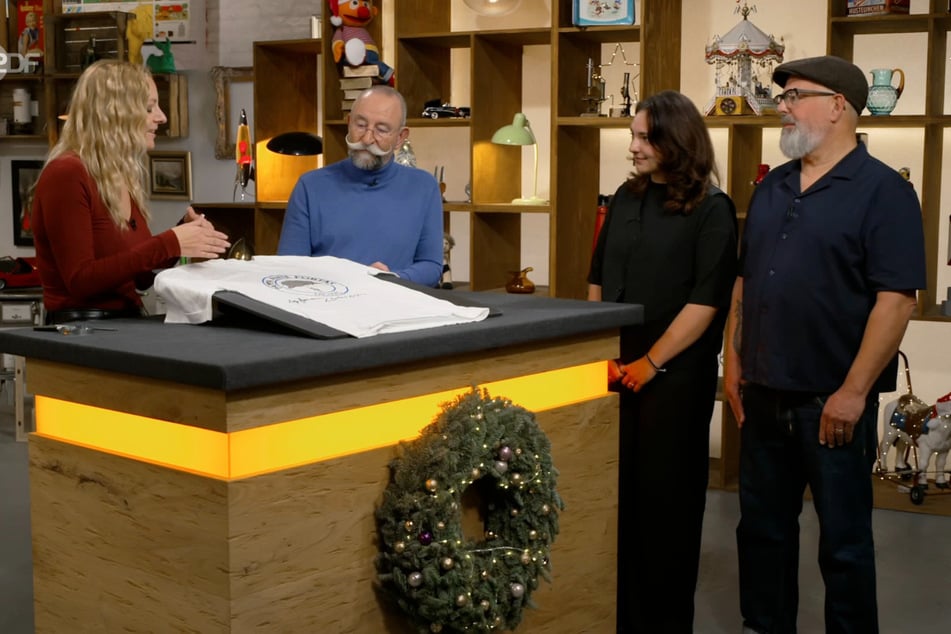 Moe Jacksch und seine Tochter Lara möchten bei "Bares für Rares" ein besonderes T-Shirt verkaufen.