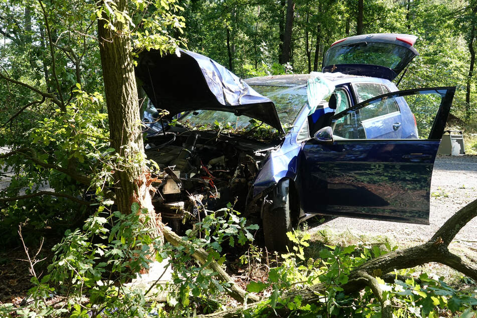 Eine Autofahrerin setzte einen VW Golf frontal gegen einen Baum.
