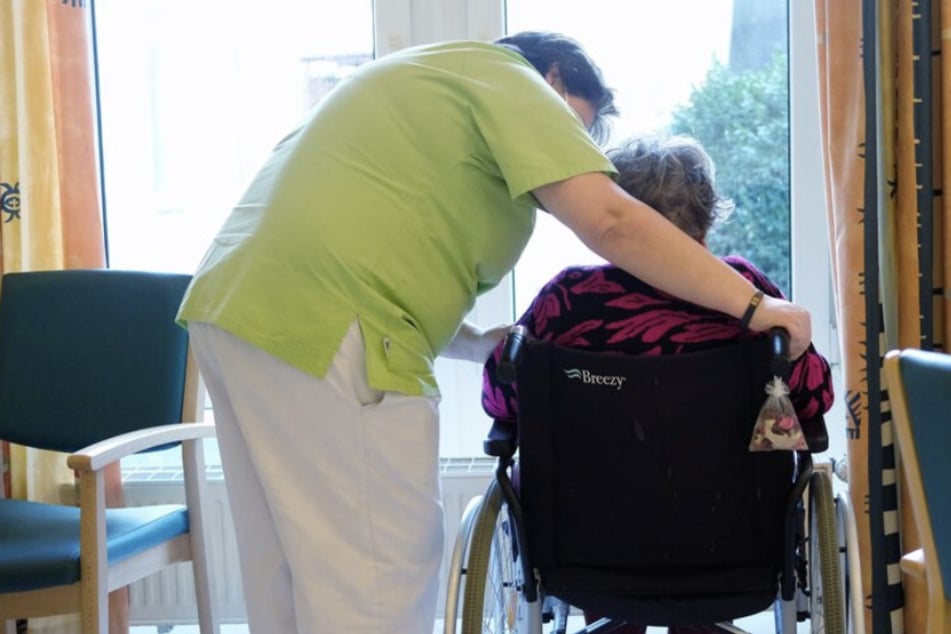 Rentnerin braucht Geld fürs Pflegeheim: Ihr Urenkel (11) soll dafür sein Taschengeld zurückgeben