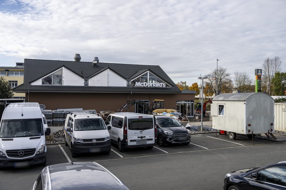 Bei McDonald's an der Zwickauer Oskar-Arnold-Straße herrscht hektische Betriebsamkeit. Geht's nächste Woche wirklich schon los?