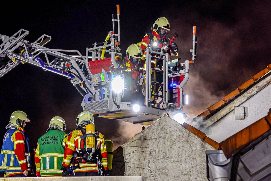 Mit voller Tatkraft stemmte sich die Feuerwehr den Flammen im schwäbischen Pfullingen entgegen.