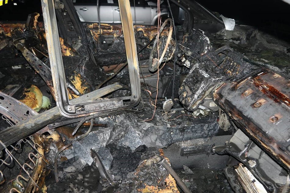 Der Nissan wurde durch das Feuer vollständig zerstört.