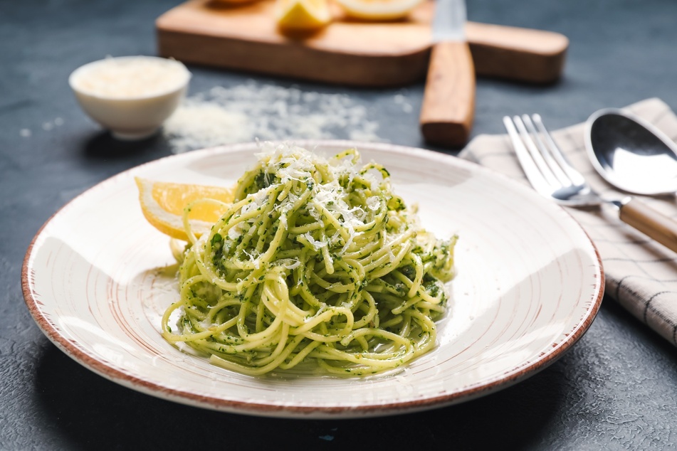 Pasta mit Bärlauchpesto und Parmesan ist schnell zubereitet und schmeckt sehr aromatisch.