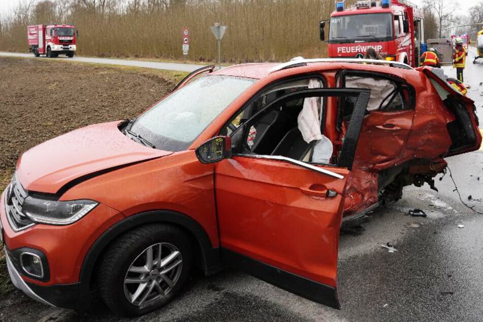 Drei Autos waren am Samstag kollidiert, der Schaden an den Fahrzeugen ist enorm.