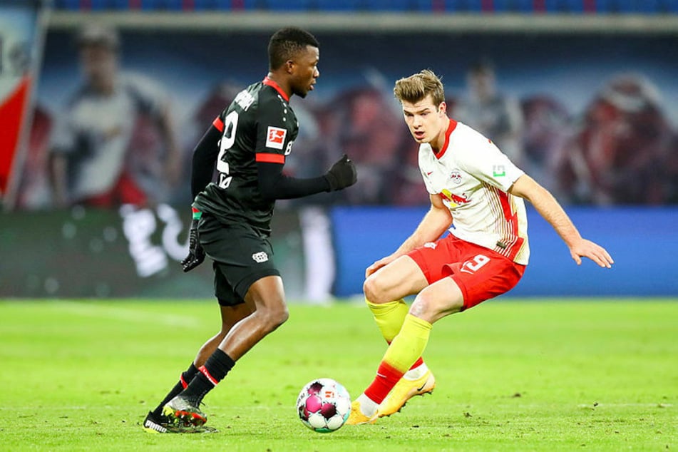 RB Leipzigs Alexander Sörloth (r., hier gegen Edmond Tapsoba) hatte es auch am Samstagabend nicht einfach, leitete aber indirekt das 1:0 ein.