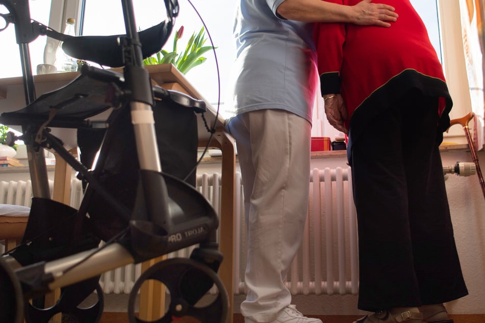 Leipzig: Dreister Pflegedienst-Betrüger bringt 95-Jährige um ihre Ersparnisse