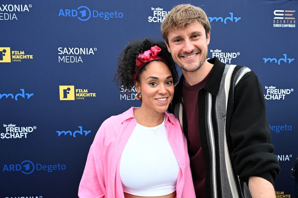 Sie sind die Neuen bei "In aller Freundschaft": Vanessa Rottenburg (41, l.) stieß 2024 als Dr. Lucia Böhm dazu, Frédéric Brossier (34, r.) war 2026 das erste Mal in der Serie zu sehen.
