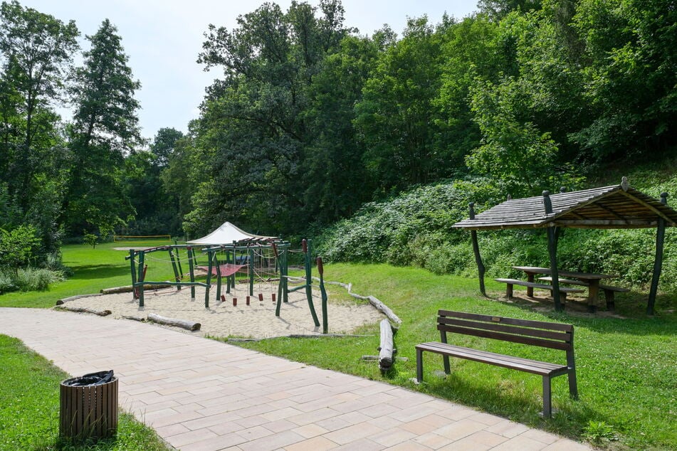 Für jüngere Gäste gibt es auch ein Spielplatz in dem Freibad.