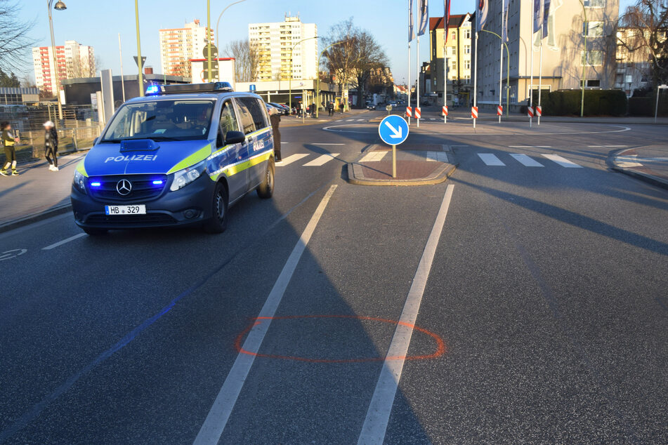 Autofahrer kollidiert mit Jungen auf Fahrrad, Siebenjähriger erleidet Kopfverletzungen