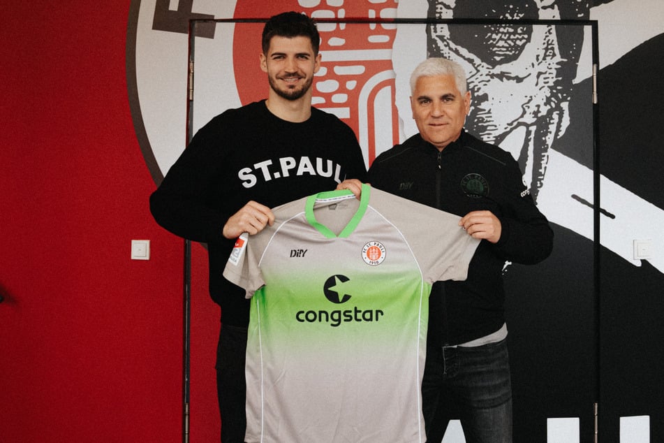 Der FC St. Pauli hat den Vertrag mit Stammkeeper Nikola Vasilj (28, l.) verlängert. Der Bosnier spielt seit 2021 für den Kiezklub.