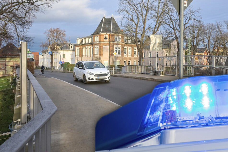 Ohne Führerschein, mit 2,2 Promille: Autofahrer (18) kracht in Cossebaude gegen Brückengeländer
