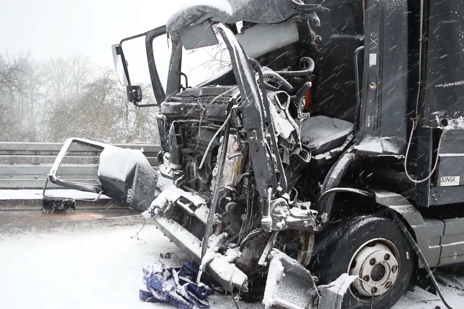 Zwei Lastwagen krachen frontal zusammen: Lkw-Fahrer (63) schwer verletzt!