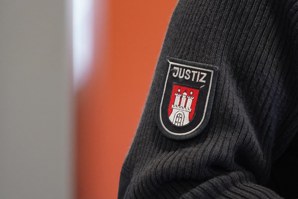 Der Angeklagte soll bereits im September 2020 die Geschädigte den Angaben zufolge beleidigt und geschlagen haben. Jetzt wird ihm der Prozess gemacht. (Symbolbild)