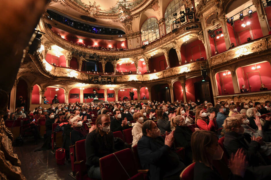 Das Publikum applaudiert vor einer Aufführung des Berliner Ensembles. Mit den Kulturtickets fürs Impfen soll gleichzeitig die angeschlagene Veranstaltungsbranche unterstützt werden.