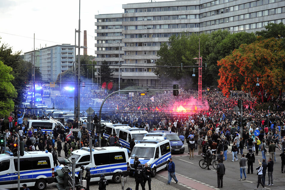 Auf dem Stadtfest in Chemnitz kam Daniel H. (†35) ums Leben wodurch in den Tagen danach große Demos Aufmärsche entfachten.